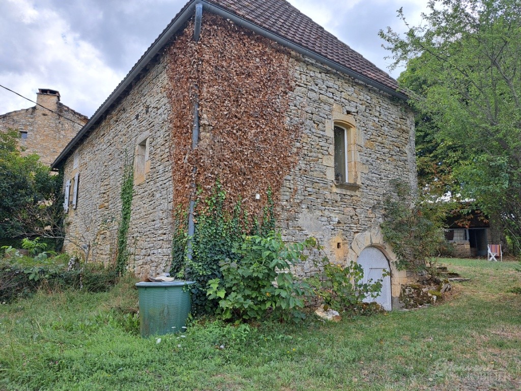 Bel ensemble en pierre constitué d’une maison de 1895 à rénover intérieurement et d’une Grange en partie aménagée.