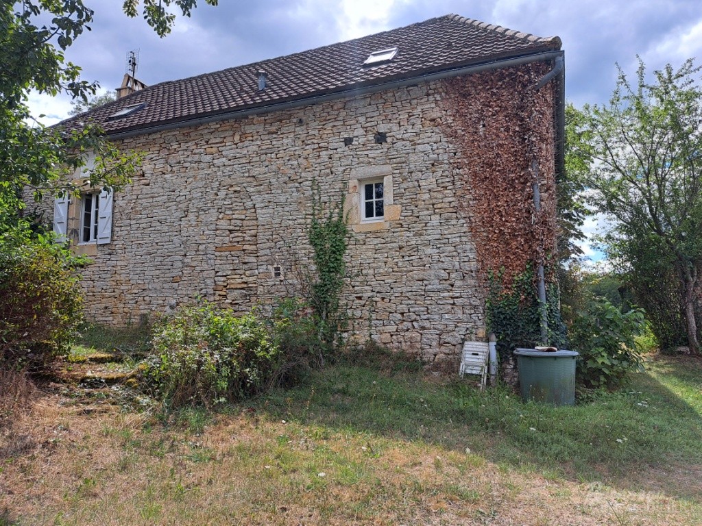 Bel ensemble en pierre constitué d’une maison de 1895 à rénover intérieurement et d’une Grange en partie aménagée.