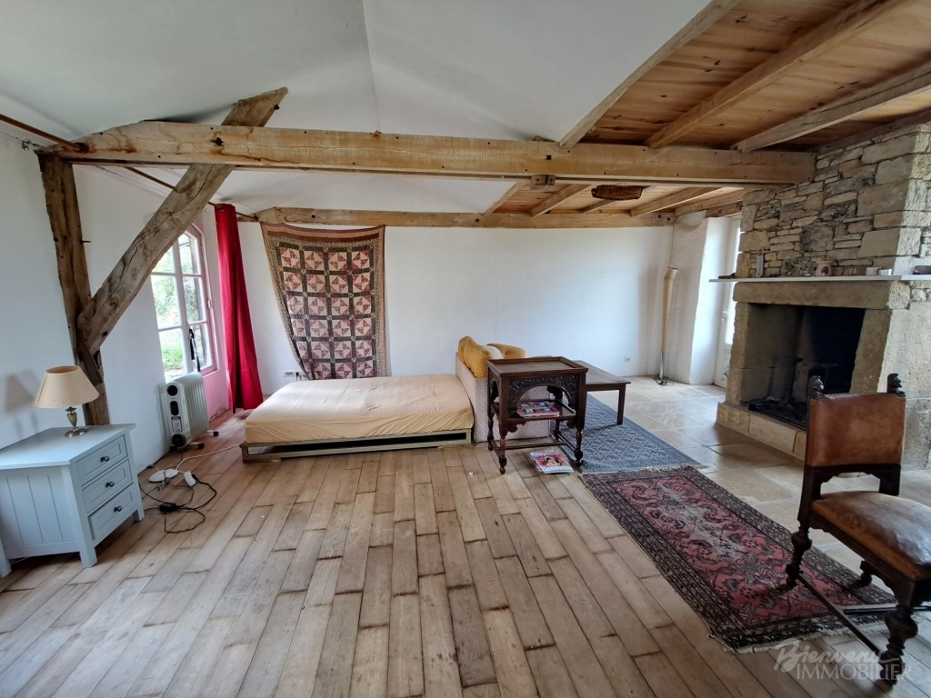 Bel ensemble en pierre constitué d’une maison de 1895 à rénover intérieurement et d’une Grange en partie aménagée.