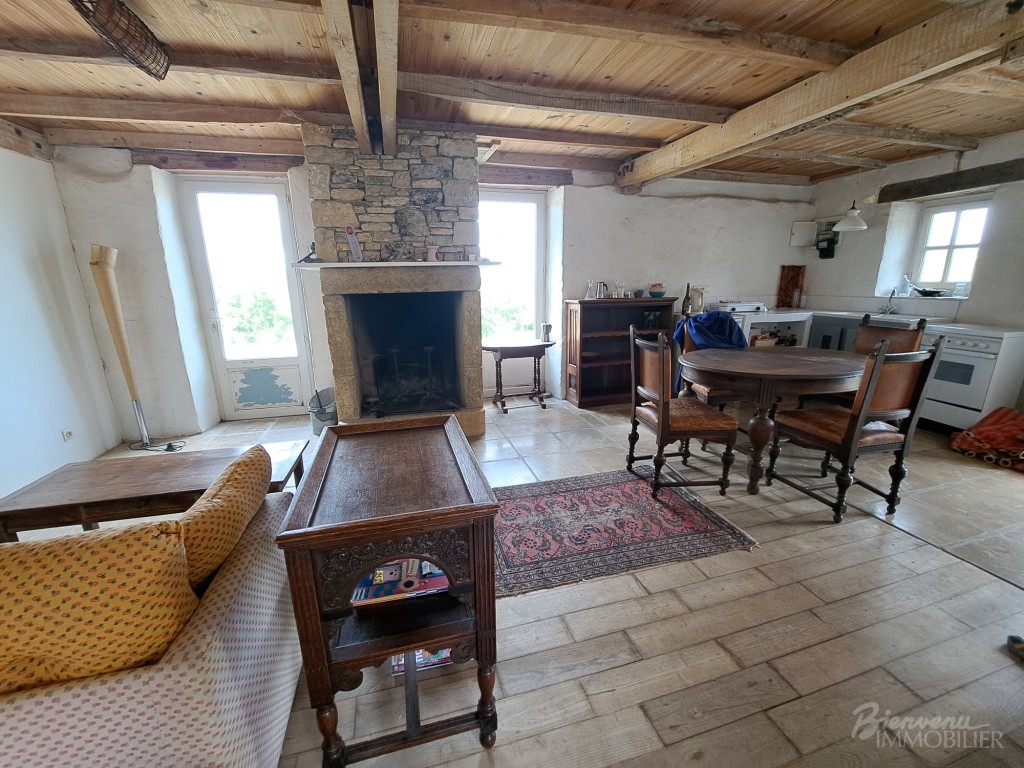Bel ensemble en pierre constitué d’une maison de 1895 à rénover intérieurement et d’une Grange en partie aménagée.