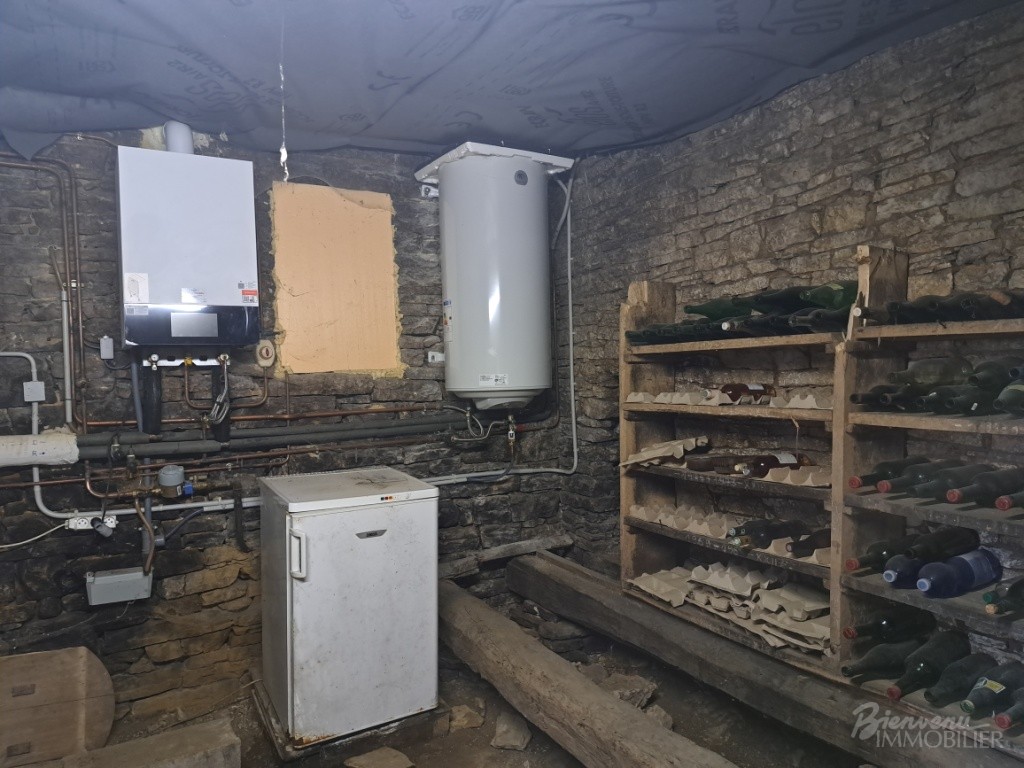 Bel ensemble en pierre constitué d’une maison de 1895 à rénover intérieurement et d’une Grange en partie aménagée.