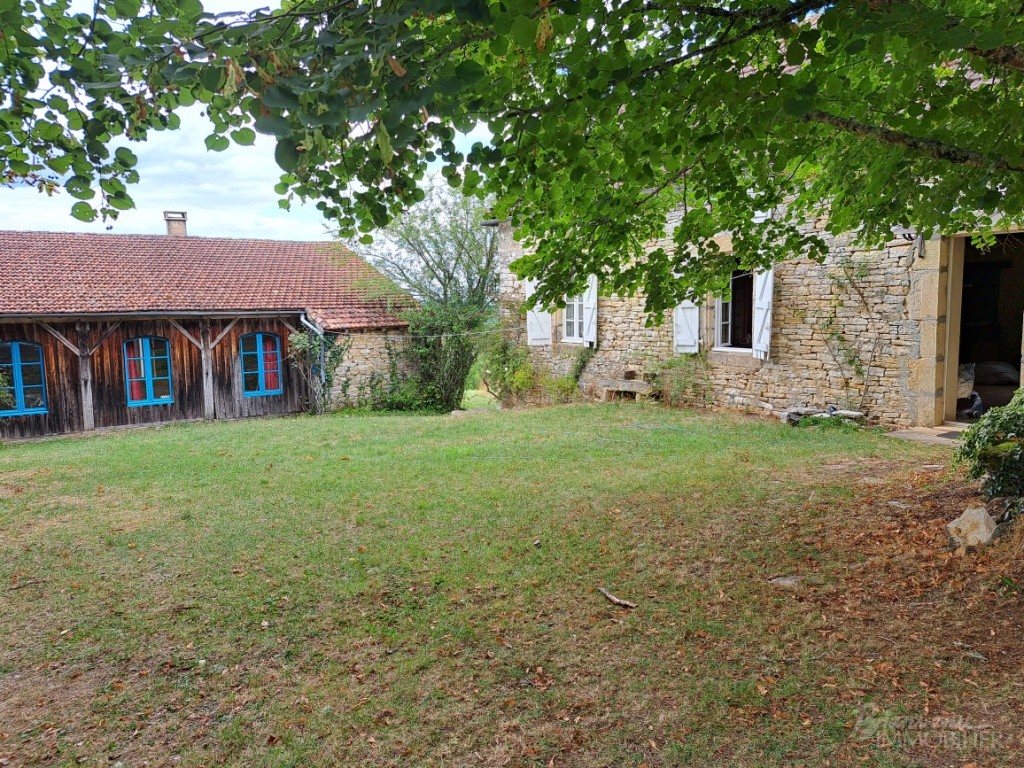 Bel ensemble en pierre constitué d’une maison de 1895 à rénover intérieurement et d’une Grange en partie aménagée.