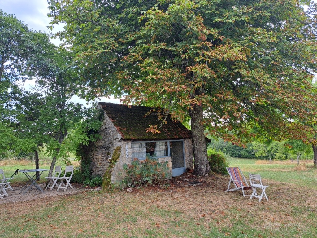 Bel ensemble en pierre constitué d’une maison de 1895 à rénover intérieurement et d’une Grange en partie aménagée.