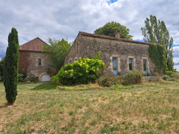 Bel ensemble en pierre constitué d’une maison de 1895 à rénover intérieurement et d’une Grange en partie aménagée.