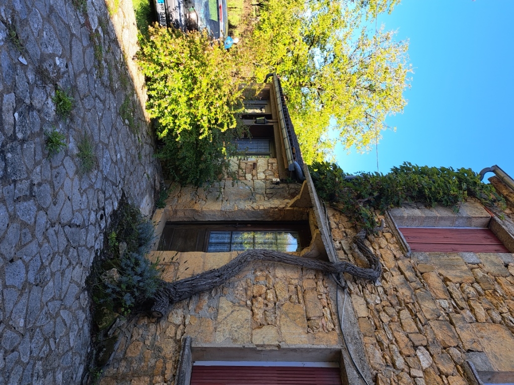 Charmante maison en pierre ancienne, d’environ 90 m² habitables sur 2 niveaux