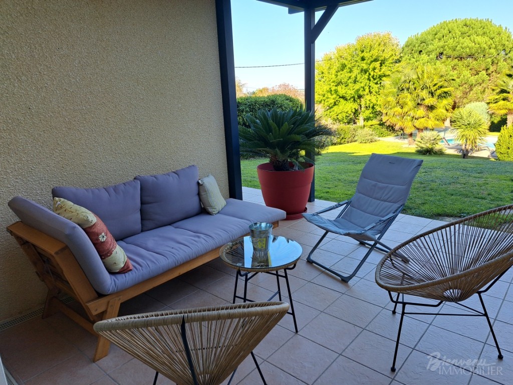 Maison de plain pied tout confort, d’environ 151 m² habitables, terrasse avec pergola,