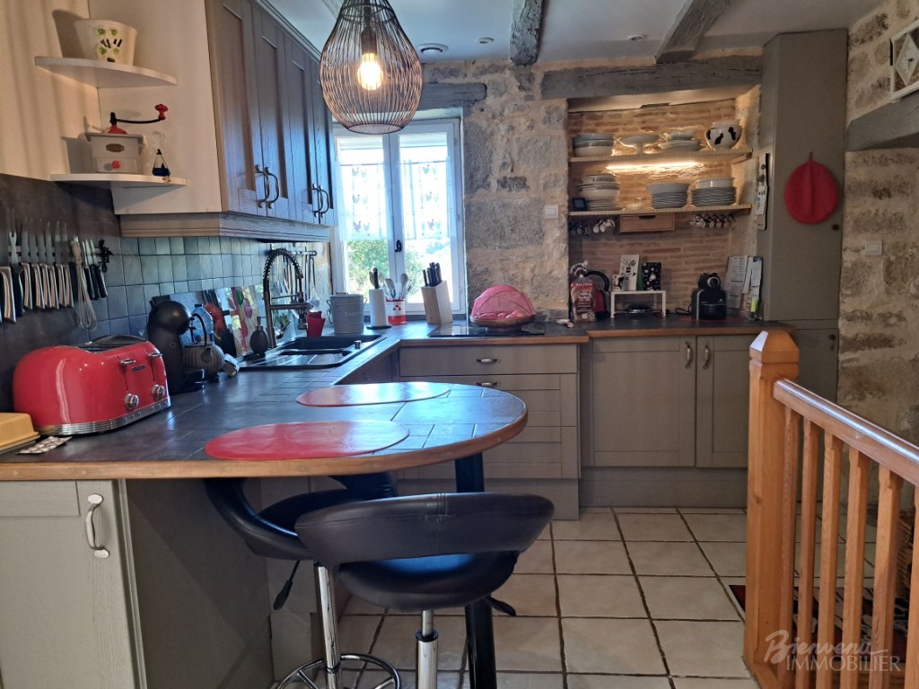 Maison en pierre de 1723 avec belles vues, d’environ 90 m² au sol,