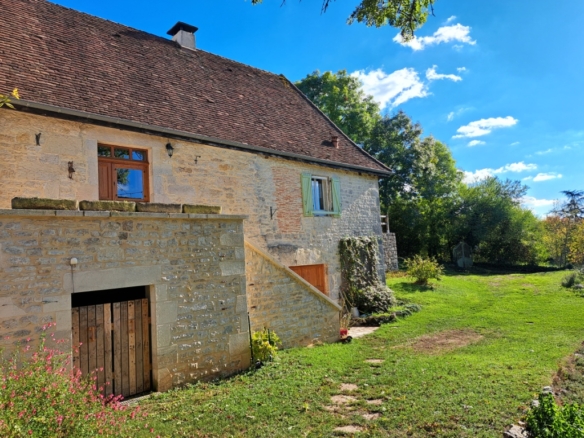 Maison en pierre de 1723 avec belles vues, d’environ 90 m² au sol,