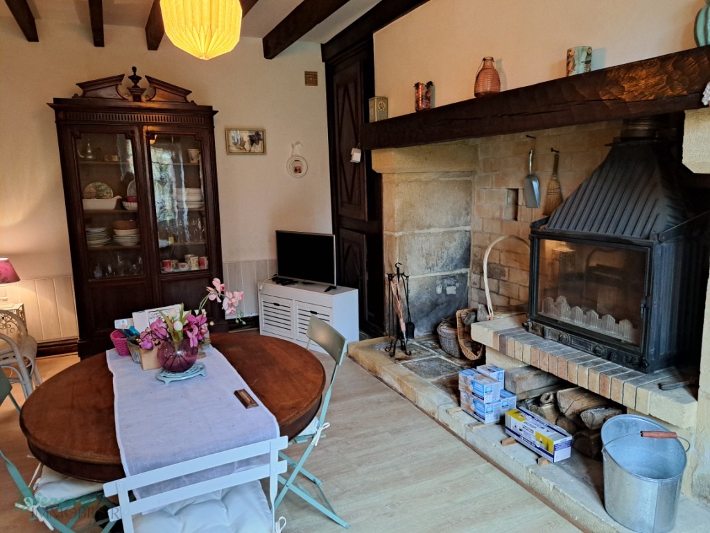 Charmante maison en pierre ancienne, d’environ 90 m² habitables sur 2 niveaux