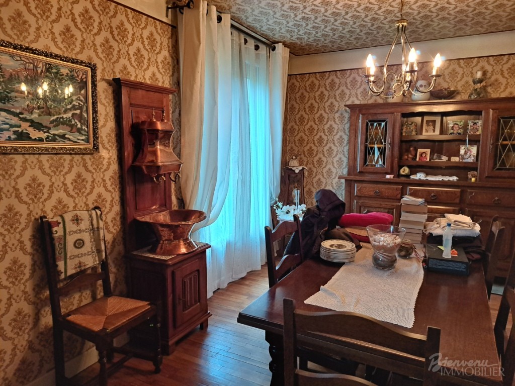 Maison des années 60, avec belles vues, d’environ 90 m² habitables sur 2 niveaux à rénover