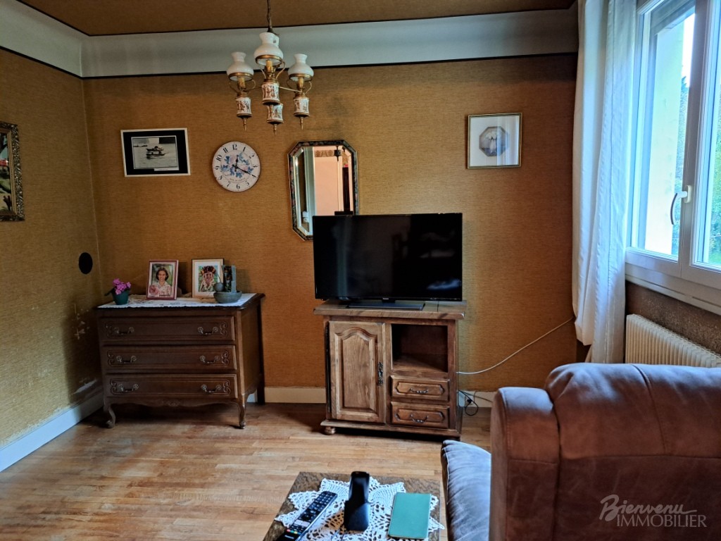 Maison des années 60, avec belles vues, d’environ 90 m² habitables sur 2 niveaux à rénover