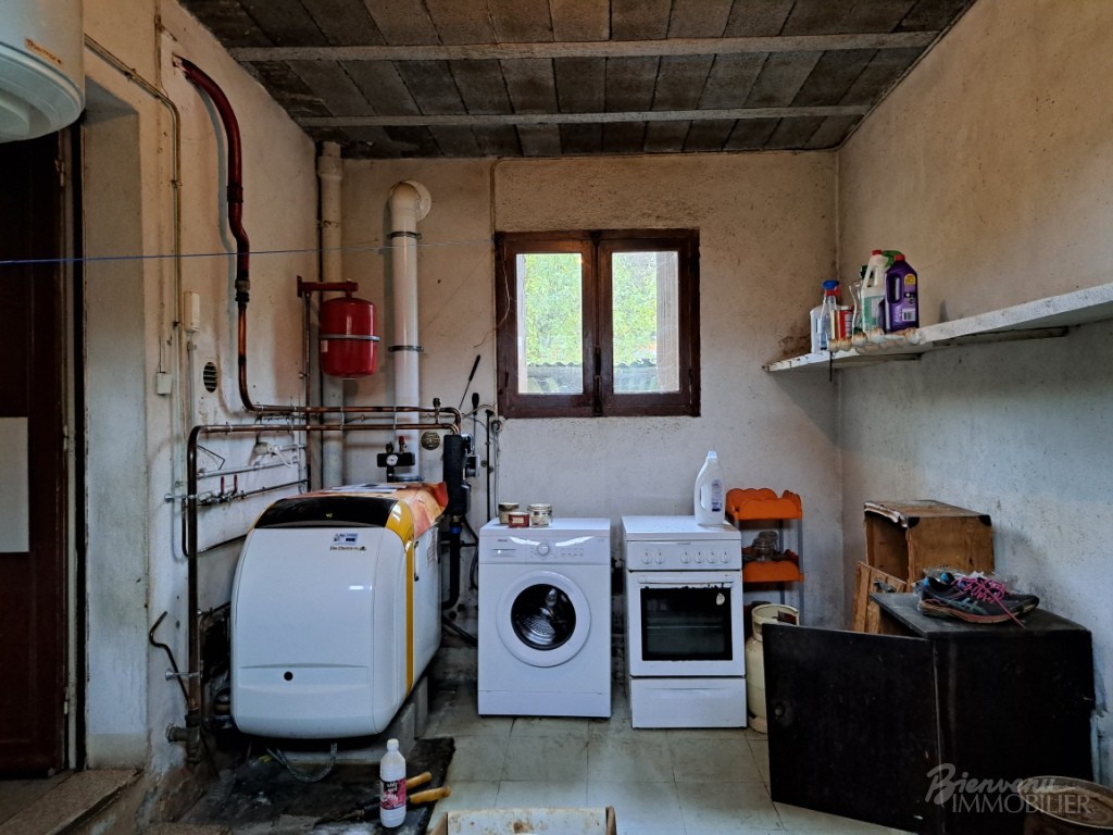 Maison des années 60, avec belles vues, d’environ 90 m² habitables sur 2 niveaux à rénover