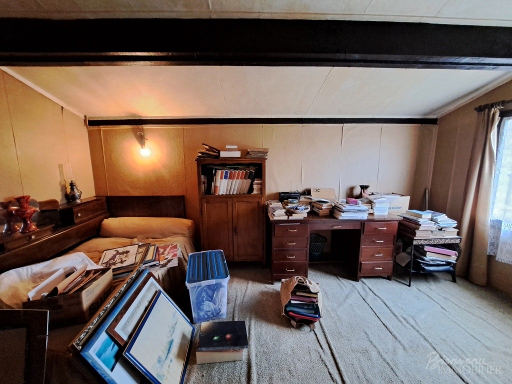 Maison des années 60, avec belles vues, d’environ 90 m² habitables sur 2 niveaux à rénover