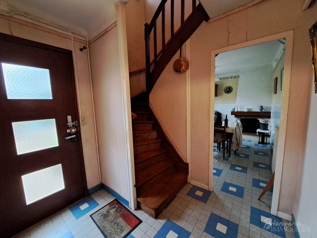 Maison des années 60, avec belles vues, d’environ 90 m² habitables sur 2 niveaux à rénover
