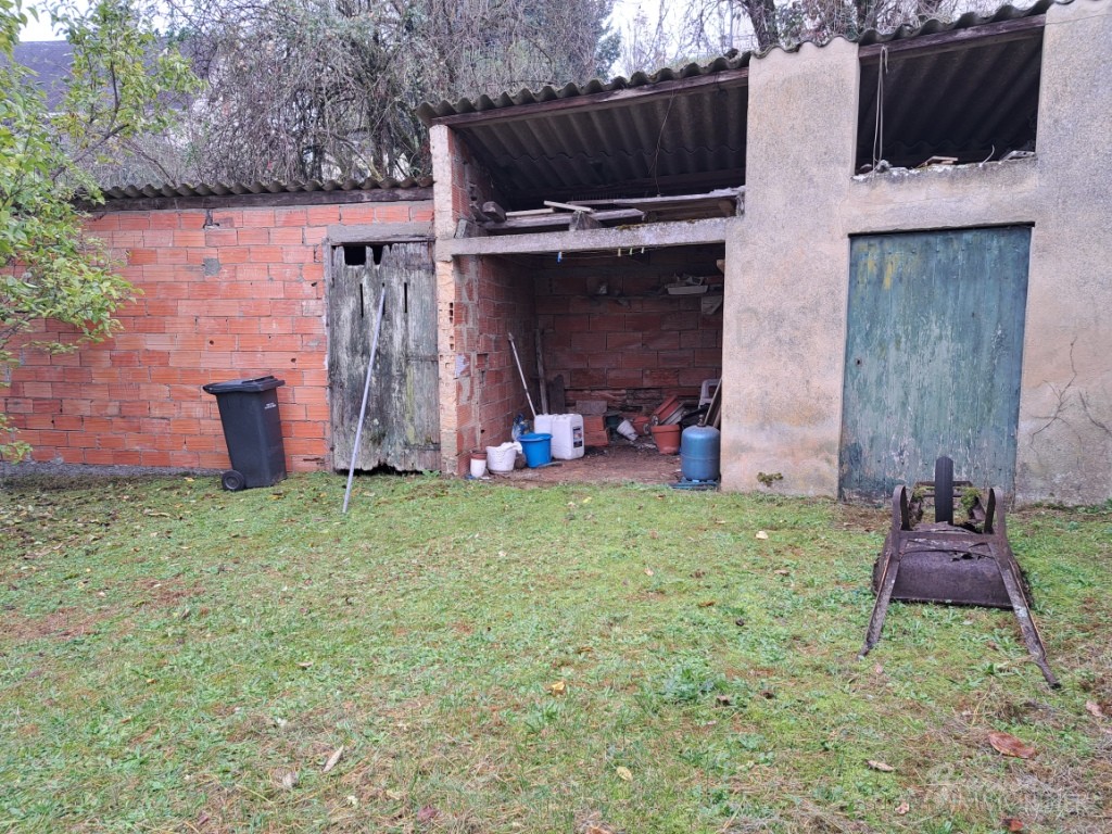 Maison des années 60, avec belles vues, d’environ 90 m² habitables sur 2 niveaux à rénover
