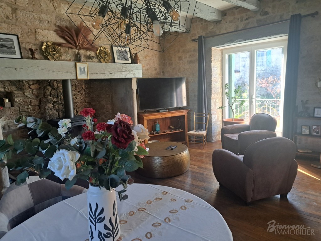 Belle situation ensoleillée pour cette jolie maison en pierre, d’environ 93 m² sur caves,