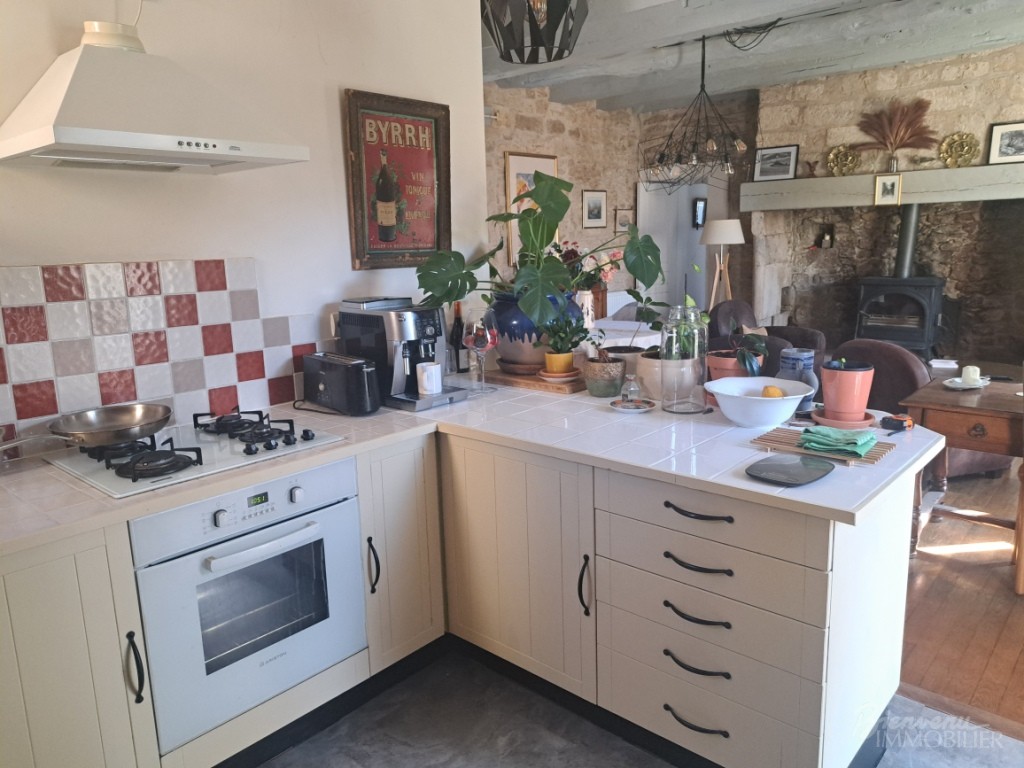 Belle situation ensoleillée pour cette jolie maison en pierre, d’environ 93 m² sur caves,