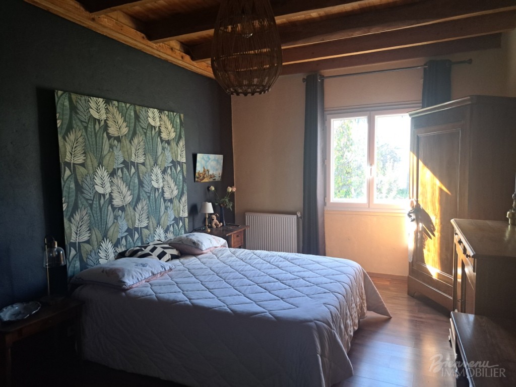 Belle situation ensoleillée pour cette jolie maison en pierre, d’environ 93 m² sur caves,