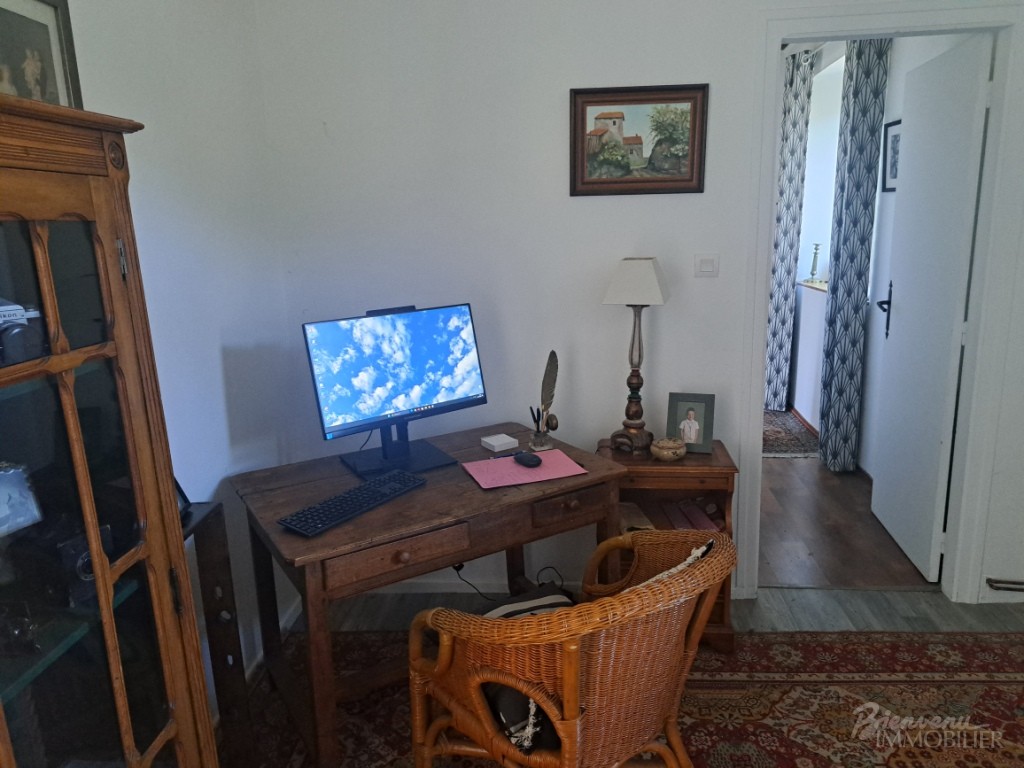 Belle situation ensoleillée pour cette jolie maison en pierre, d’environ 93 m² sur caves,