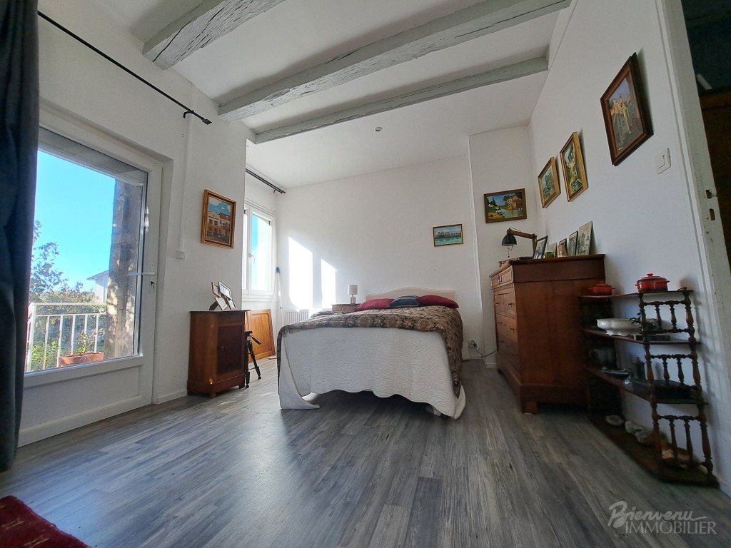 Belle situation ensoleillée pour cette jolie maison en pierre, d’environ 93 m² sur caves,