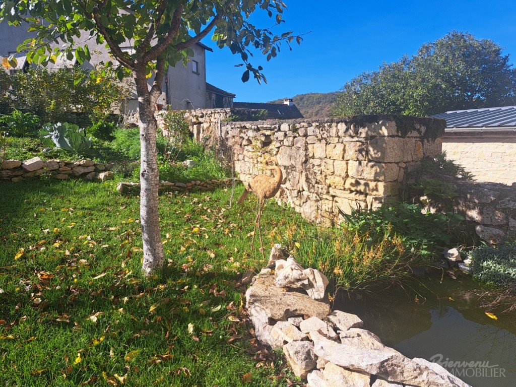 Belle situation ensoleillée pour cette jolie maison en pierre, d’environ 93 m² sur caves,