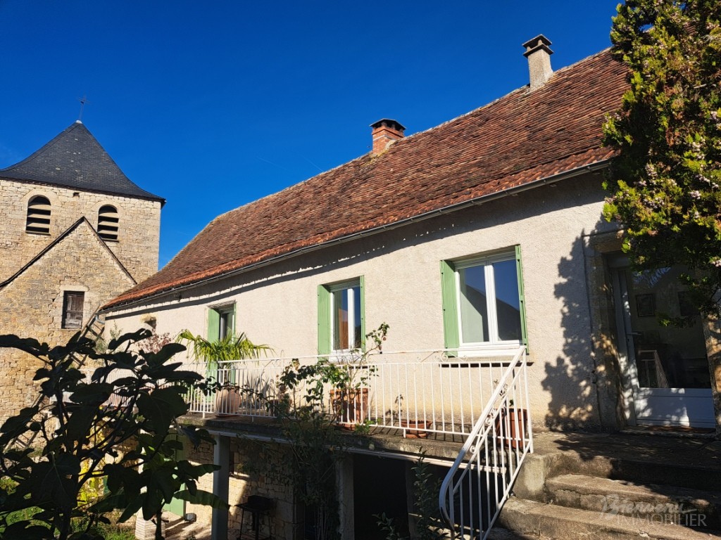 Belle situation ensoleillée pour cette jolie maison en pierre, d’environ 93 m² sur caves,