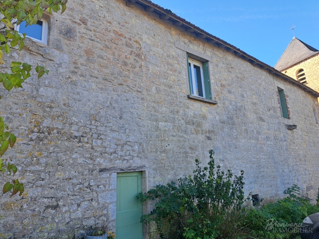Belle situation ensoleillée pour cette jolie maison en pierre, d’environ 93 m² sur caves,