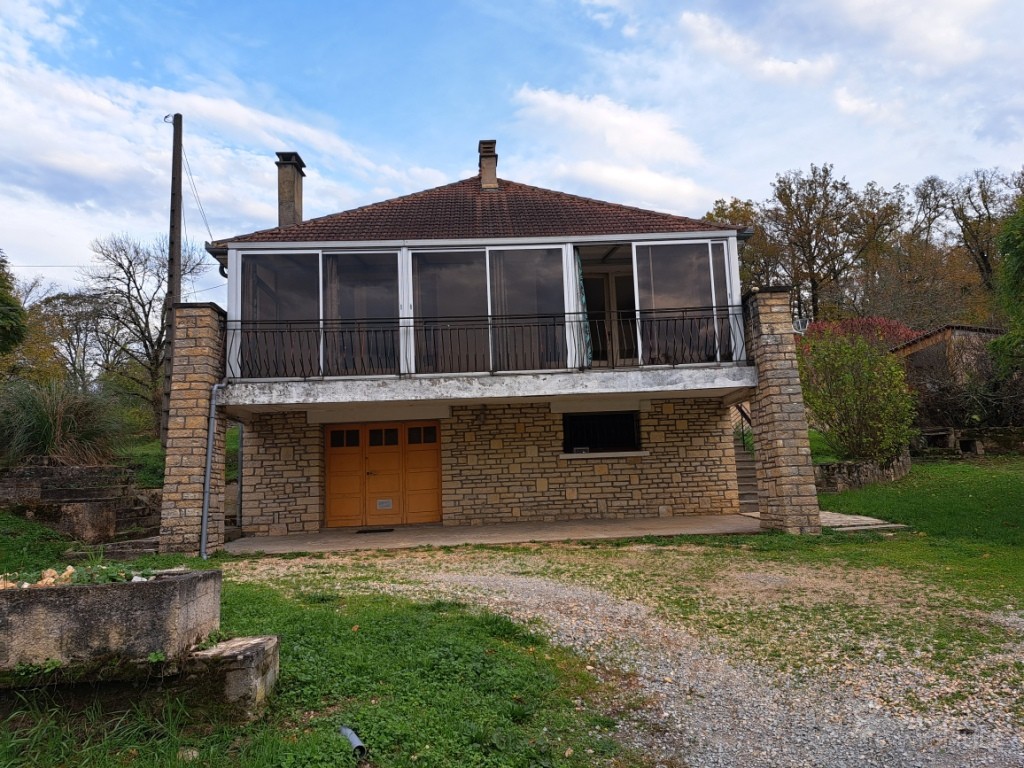 Maison d’habitation à rénover avec véranda, d’environ 80 m² sur sous-sol