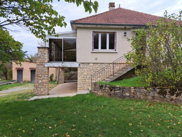 Maison d’habitation à rénover avec véranda, d’environ 80 m² sur sous-sol