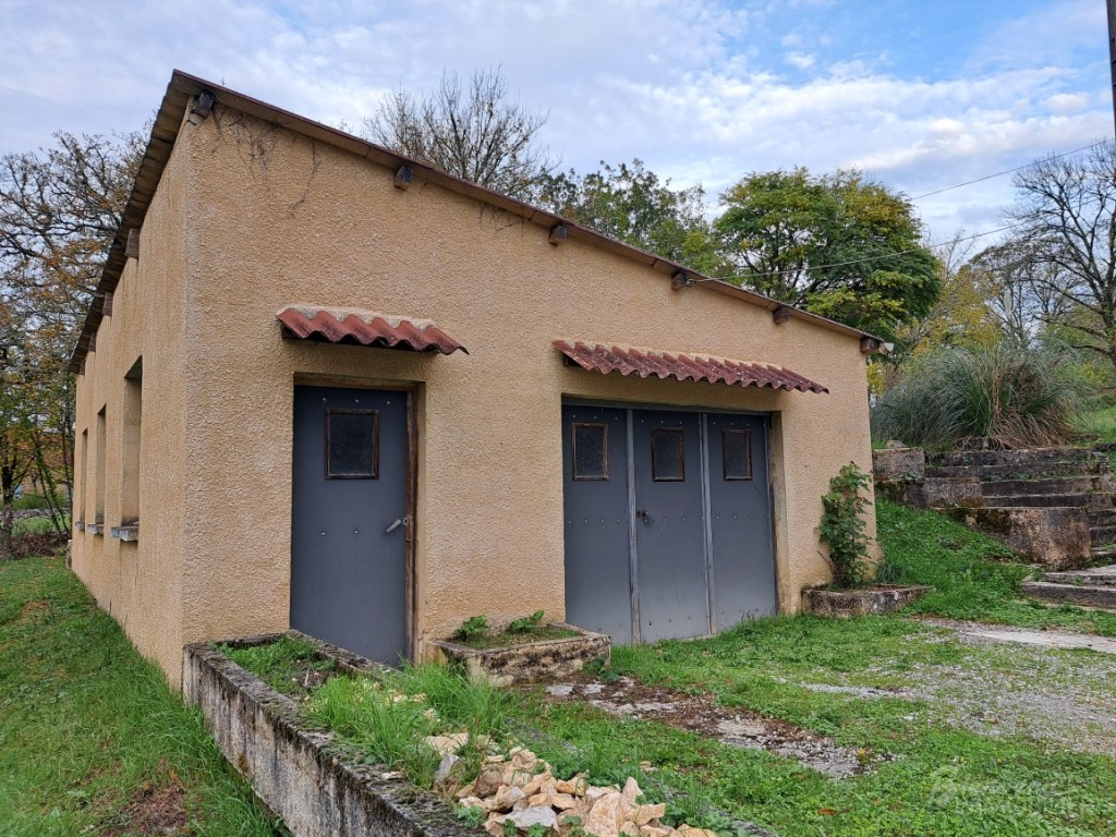 Maison d’habitation à rénover avec véranda, d’environ 80 m² sur sous-sol