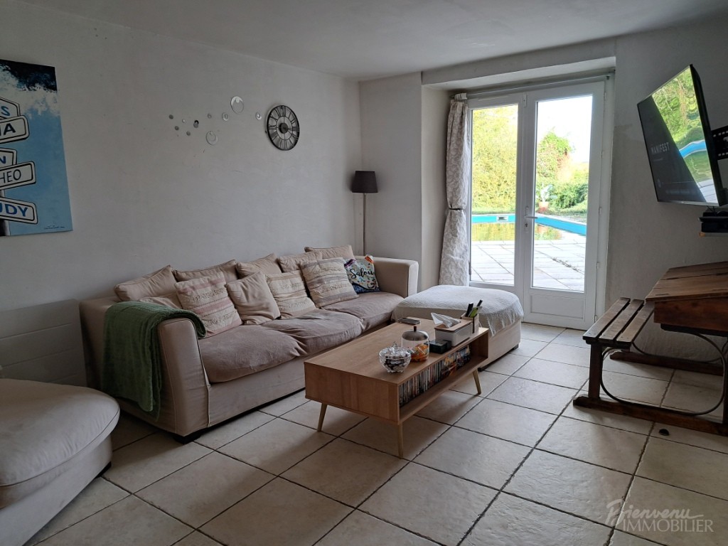Maison ancienne en pierre crépie de 1845, d’environ 119 m² sur 2 niveaux, avec cour, piscine, garage indépendant