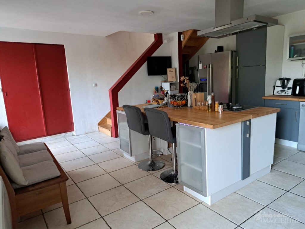 Maison ancienne en pierre crépie de 1845, d’environ 119 m² sur 2 niveaux, avec cour, piscine, garage indépendant