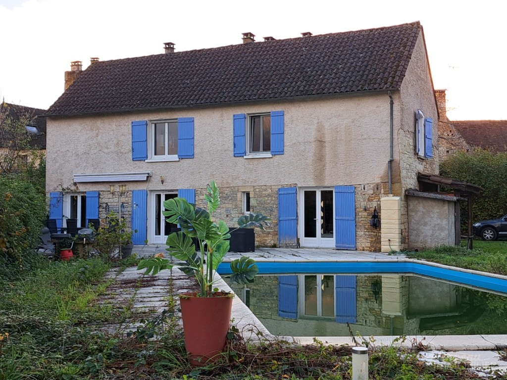Maison ancienne en pierre crépie de 1845, d’environ 119 m² sur 2 niveaux, avec cour, piscine, garage indépendant