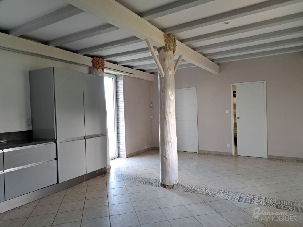 Maison d’habitation d’environ 120 m² sur 2 niveaux à finir d’aménager, avec 2 terrasses,