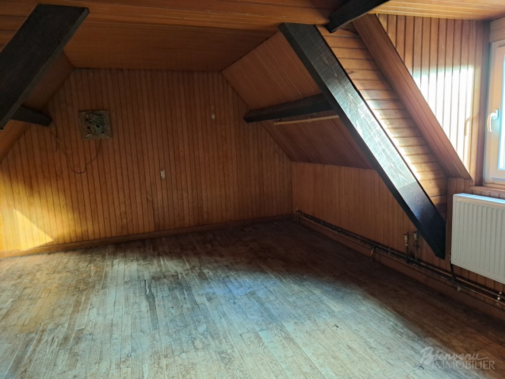 Maison d’habitation d’environ 120 m² sur 2 niveaux à finir d’aménager, avec 2 terrasses,
