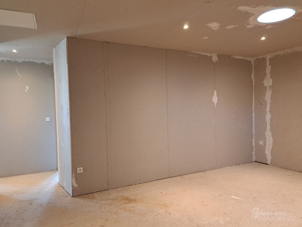 Maison d’habitation d’environ 120 m² sur 2 niveaux à finir d’aménager, avec 2 terrasses,