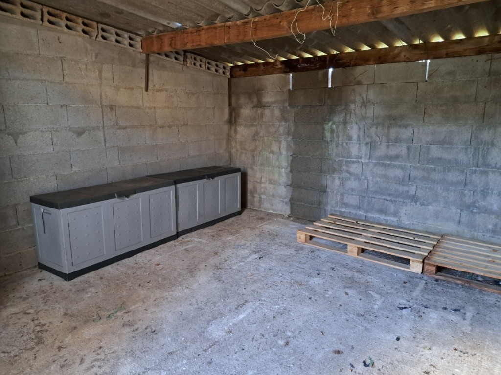 Maison d’habitation d’environ 120 m² sur 2 niveaux à finir d’aménager, avec 2 terrasses,