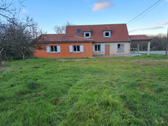 Maison d’habitation d’environ 120 m² sur 2 niveaux à finir d’aménager, avec 2 terrasses,