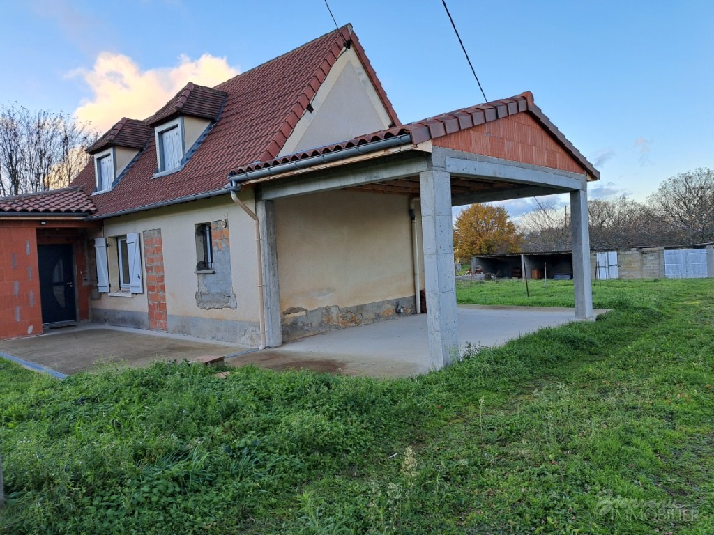 Maison d’habitation d’environ 120 m² sur 2 niveaux à finir d’aménager, avec 2 terrasses,