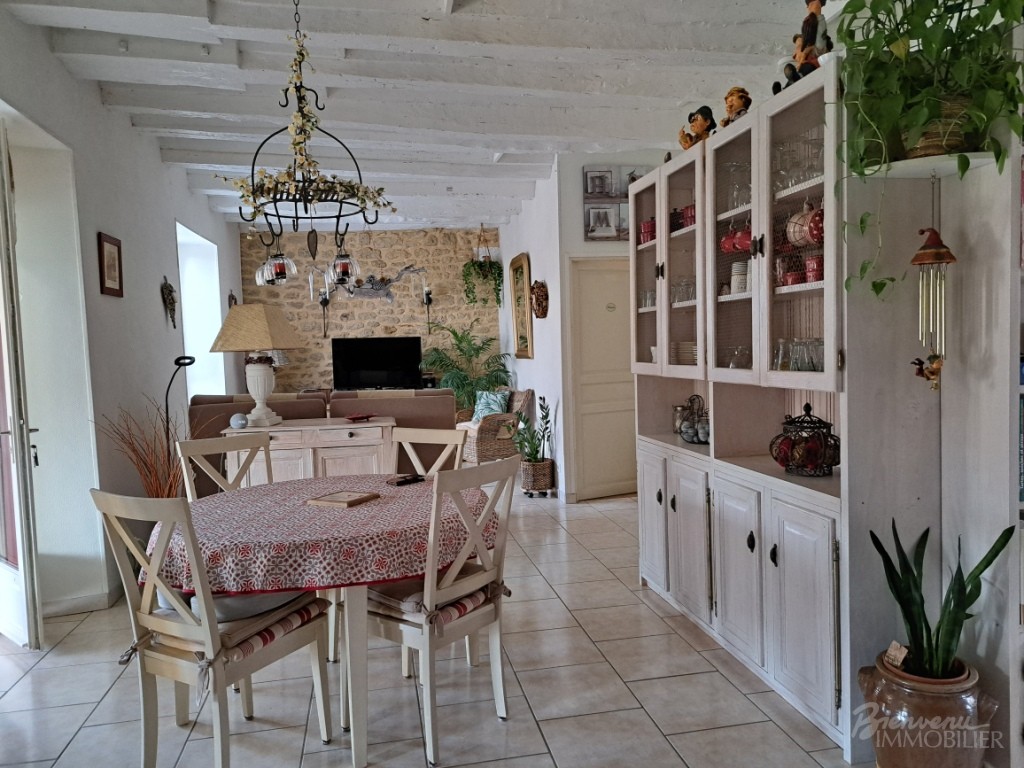 Bel ensemble en pierre, composé d’une charmante maison ancienne, avec véranda, de 2 belles granges avec atelier et garages, d’une piscine hors sol