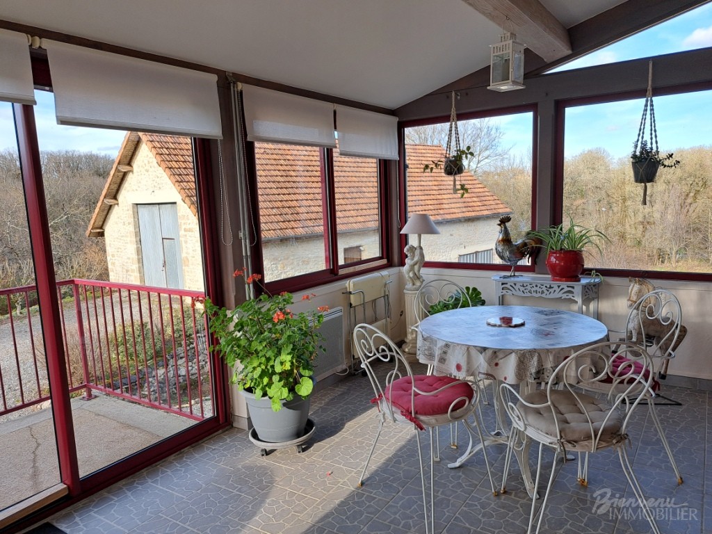 Bel ensemble en pierre, composé d’une charmante maison ancienne, avec véranda, de 2 belles granges avec atelier et garages, d’une piscine hors sol