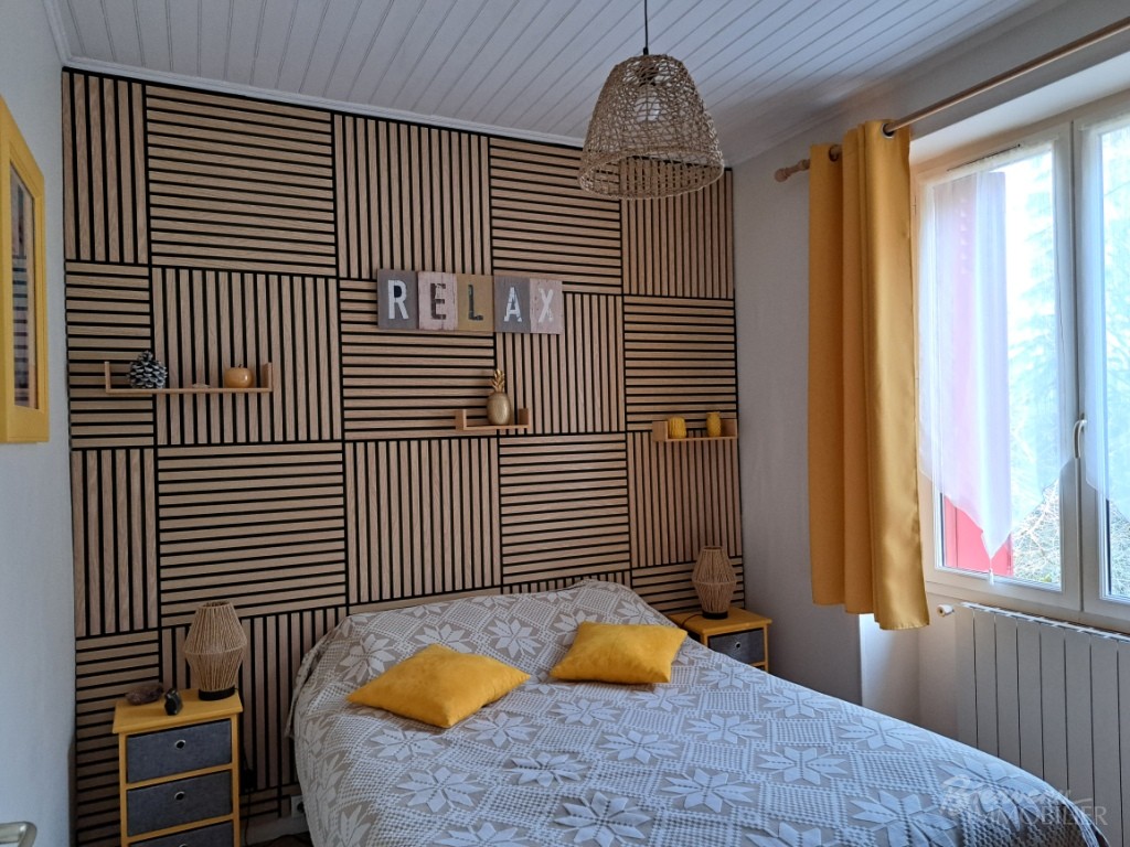 Bel ensemble en pierre, composé d’une charmante maison ancienne, avec véranda, de 2 belles granges avec atelier et garages, d’une piscine hors sol