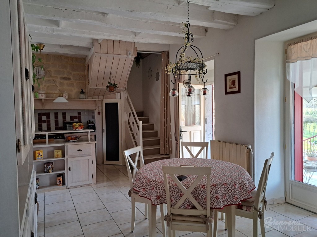 Bel ensemble en pierre, composé d’une charmante maison ancienne, avec véranda, de 2 belles granges avec atelier et garages, d’une piscine hors sol