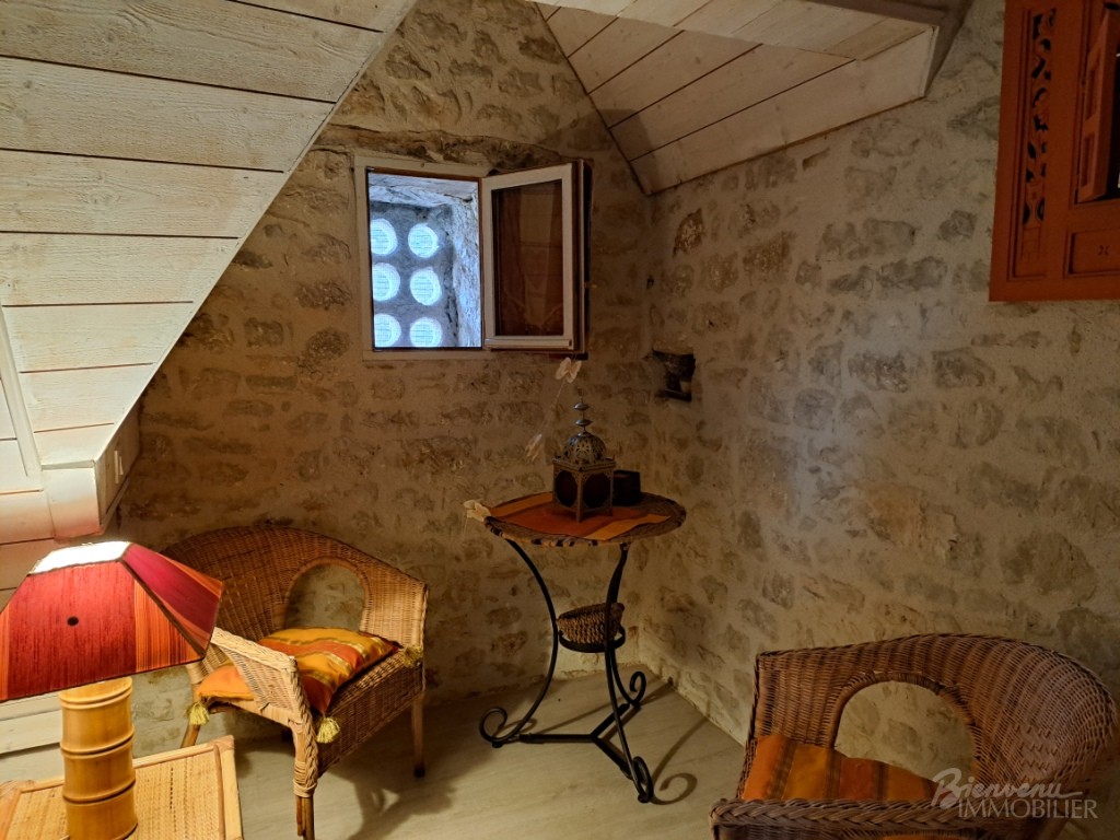 Bel ensemble en pierre, composé d’une charmante maison ancienne, avec véranda, de 2 belles granges avec atelier et garages, d’une piscine hors sol