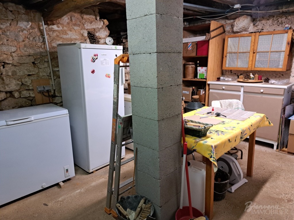 Bel ensemble en pierre, composé d’une charmante maison ancienne, avec véranda, de 2 belles granges avec atelier et garages, d’une piscine hors sol