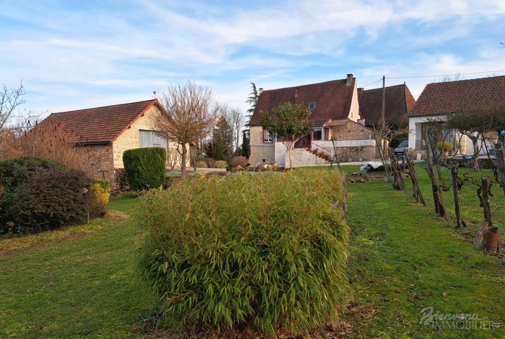 Bel ensemble en pierre, composé d’une charmante maison ancienne, avec véranda, de 2 belles granges avec atelier et garages, d’une piscine hors sol