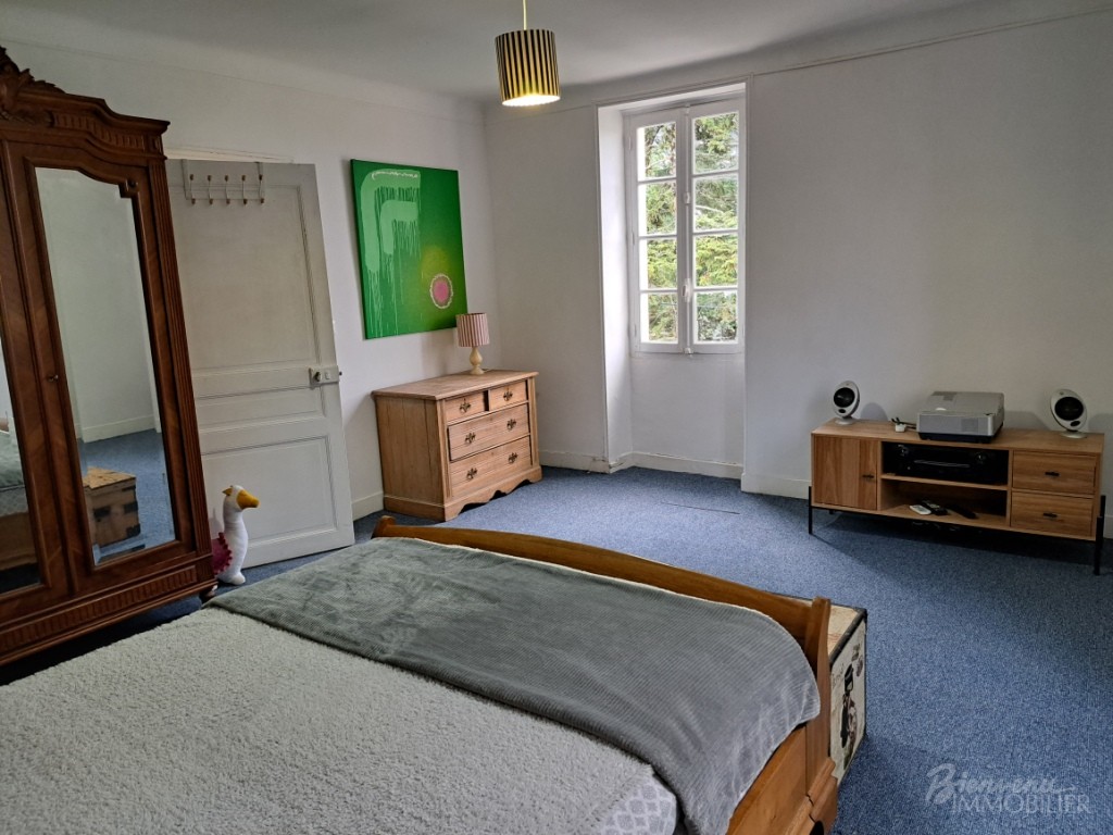 Charmante maison bourgeoise en pierre d’environ 115 m² habitables sur 2 niveaux à finir de rénover