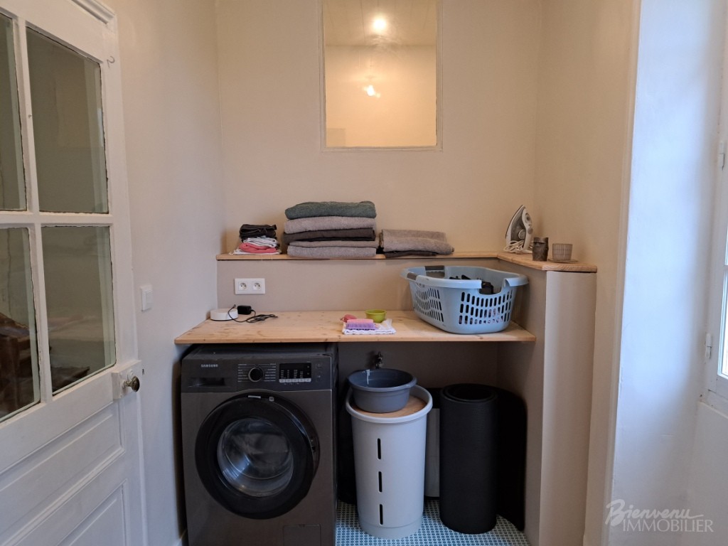 Charmante maison bourgeoise en pierre d’environ 115 m² habitables sur 2 niveaux à finir de rénover