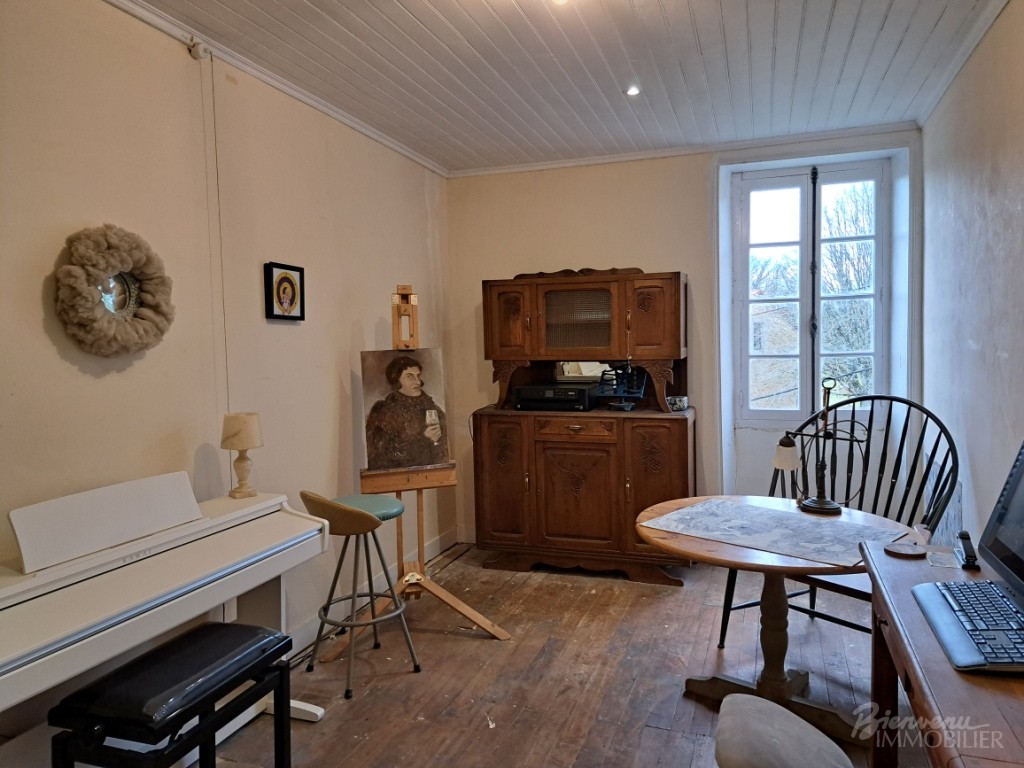 Charmante maison bourgeoise en pierre d’environ 115 m² habitables sur 2 niveaux à finir de rénover