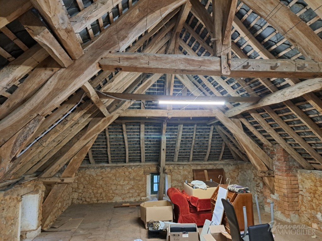 Charmante maison bourgeoise en pierre d’environ 115 m² habitables sur 2 niveaux à finir de rénover